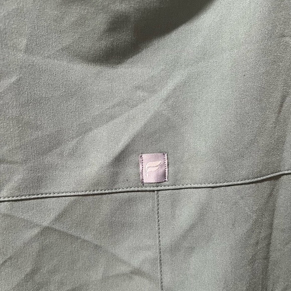 Fabletics Women’s Sage Green V-Neck Scrub Top Size Large, EUC, pockets - Picture 4 of 6